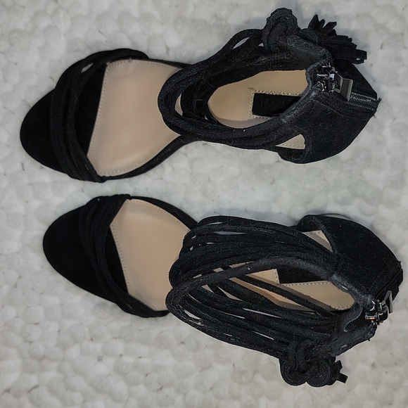Black Ankle Strapped Heels, zip up at back heel. Straps around the ankle. - Picture 7 of 10